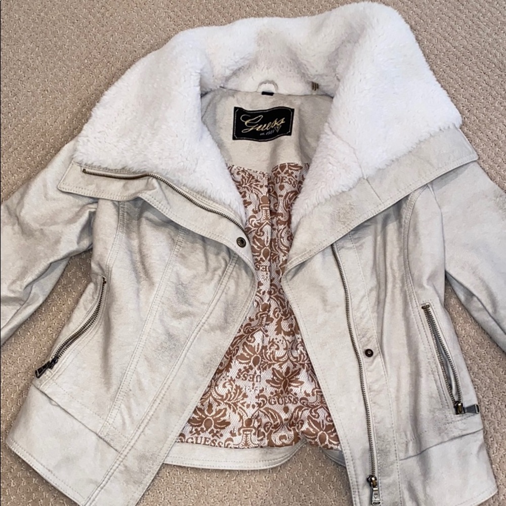 GUESS coat with fur !!